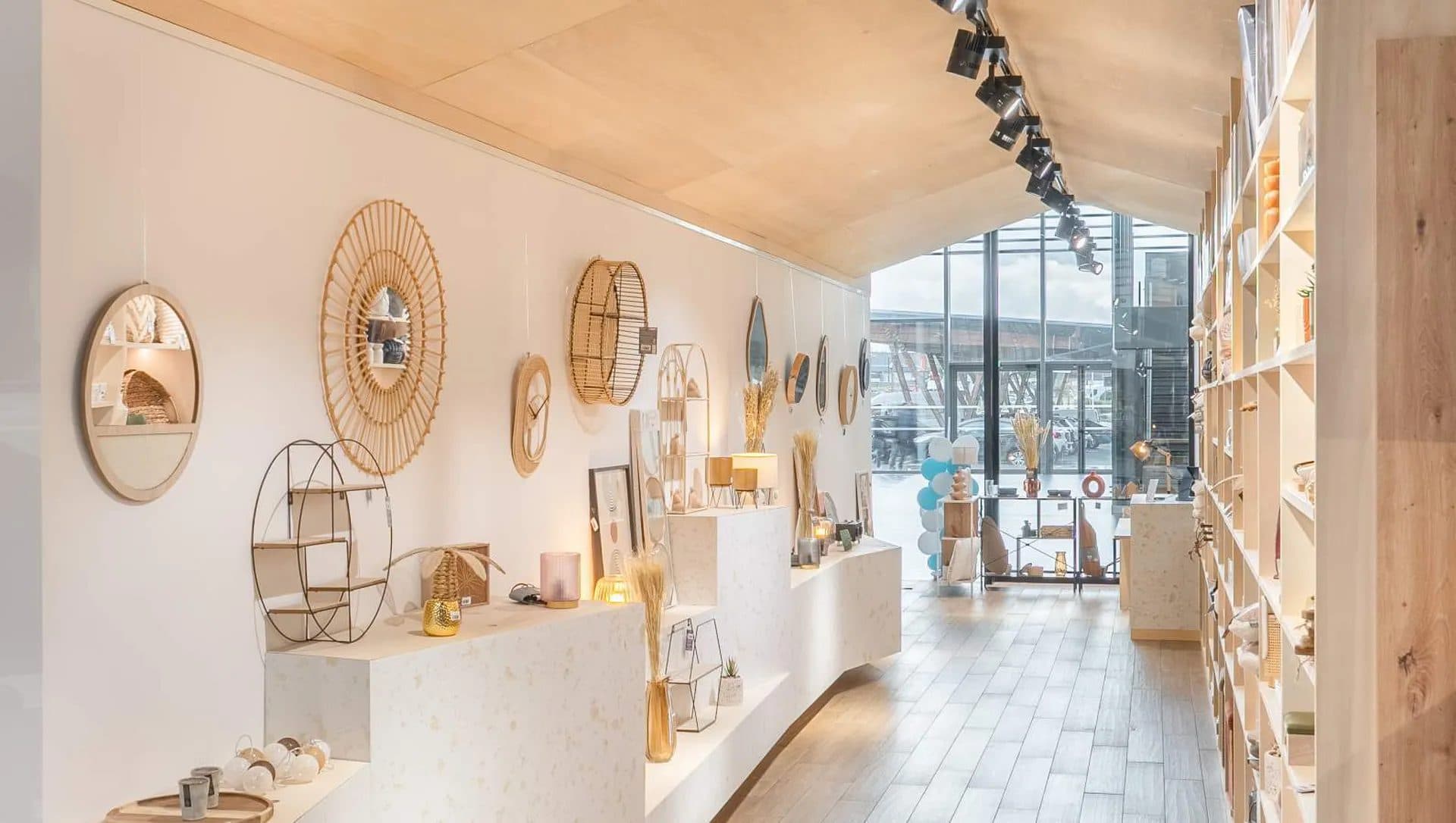 Mur d'exposition avec miroirs ronds, étagères et objets de décoration