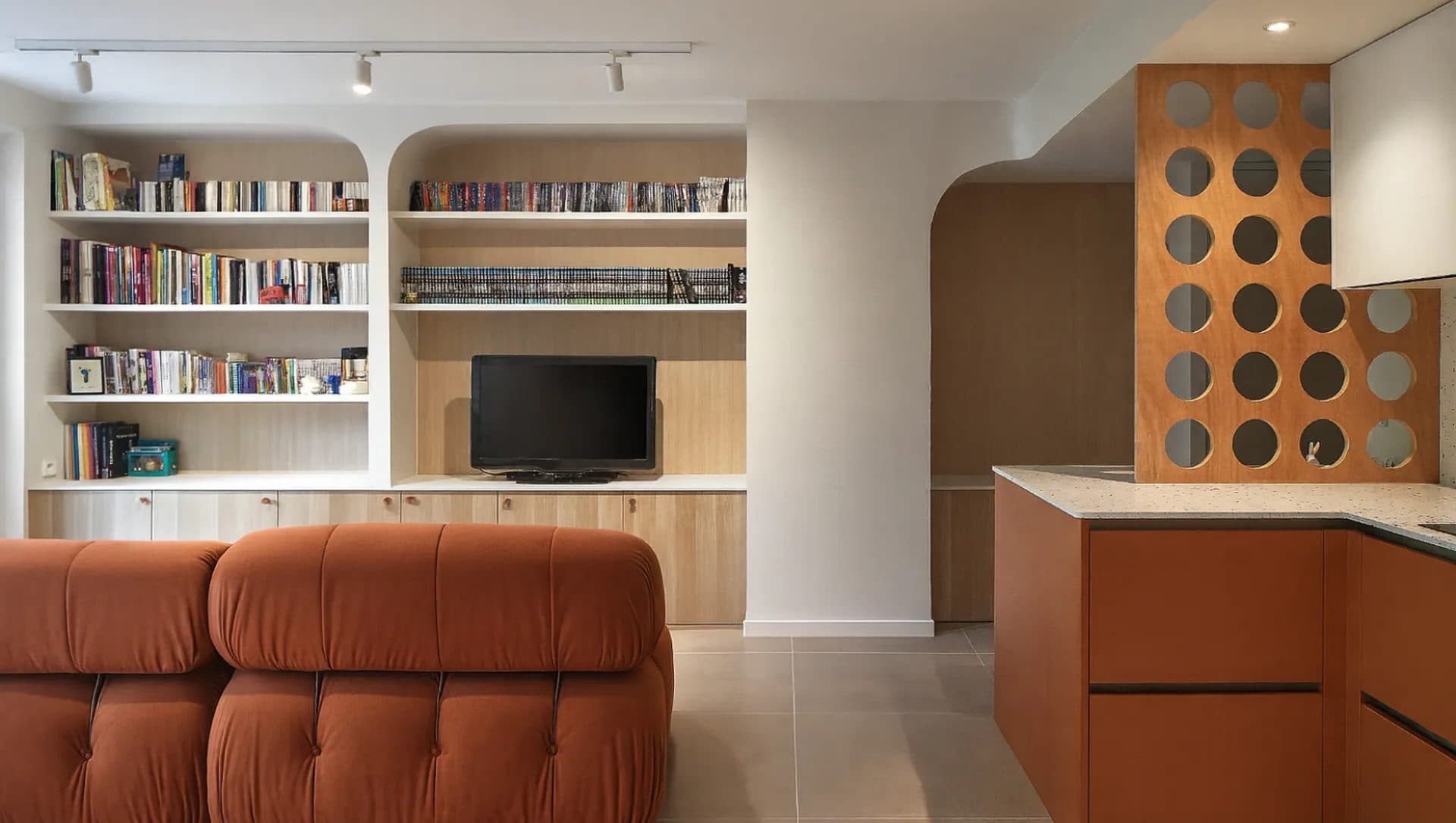 Le même séjour livré, bibliothèque toute hauteur et cuisine en terracotta