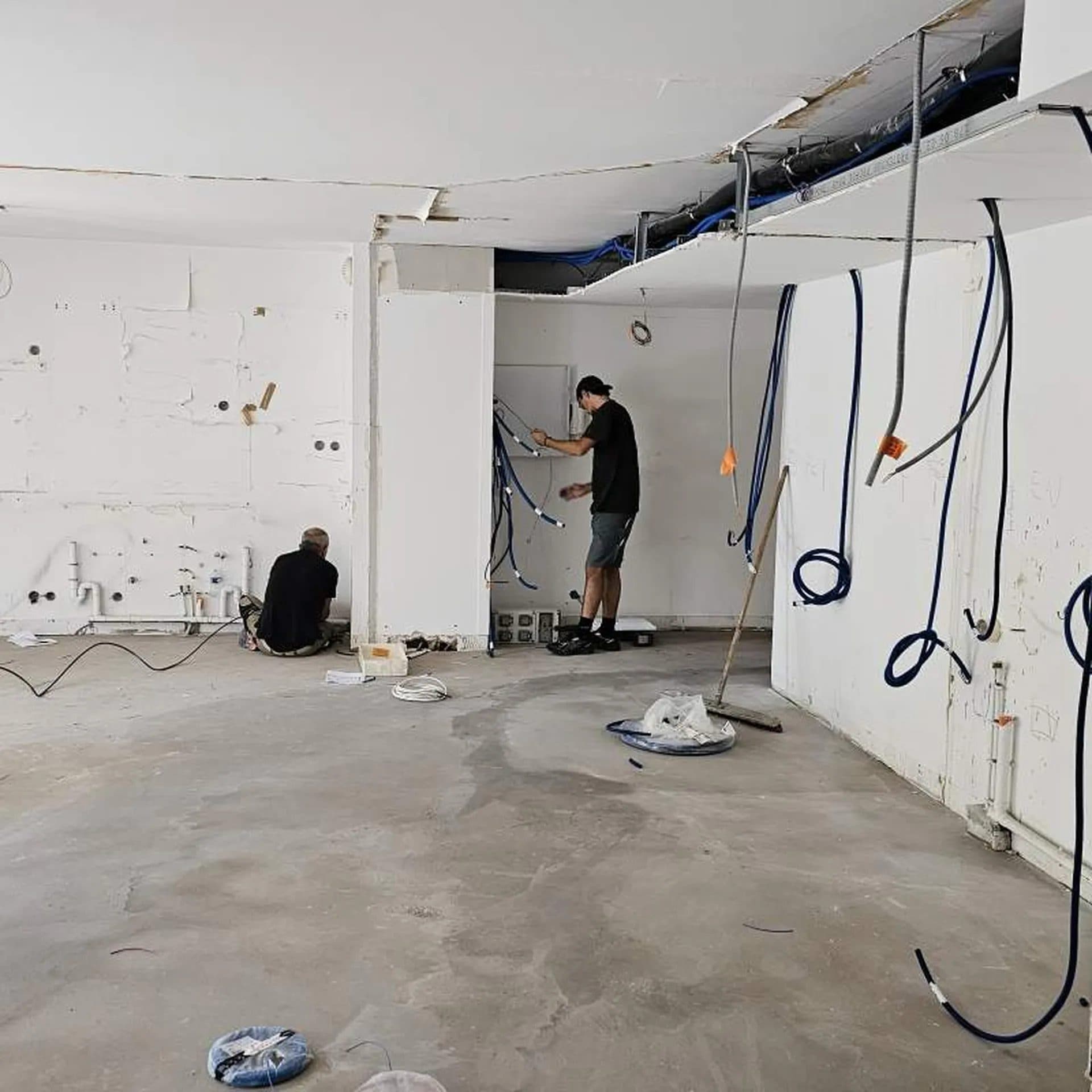 Le séjour de l’appartement Garonne pendant la dépose, murs mis à nu