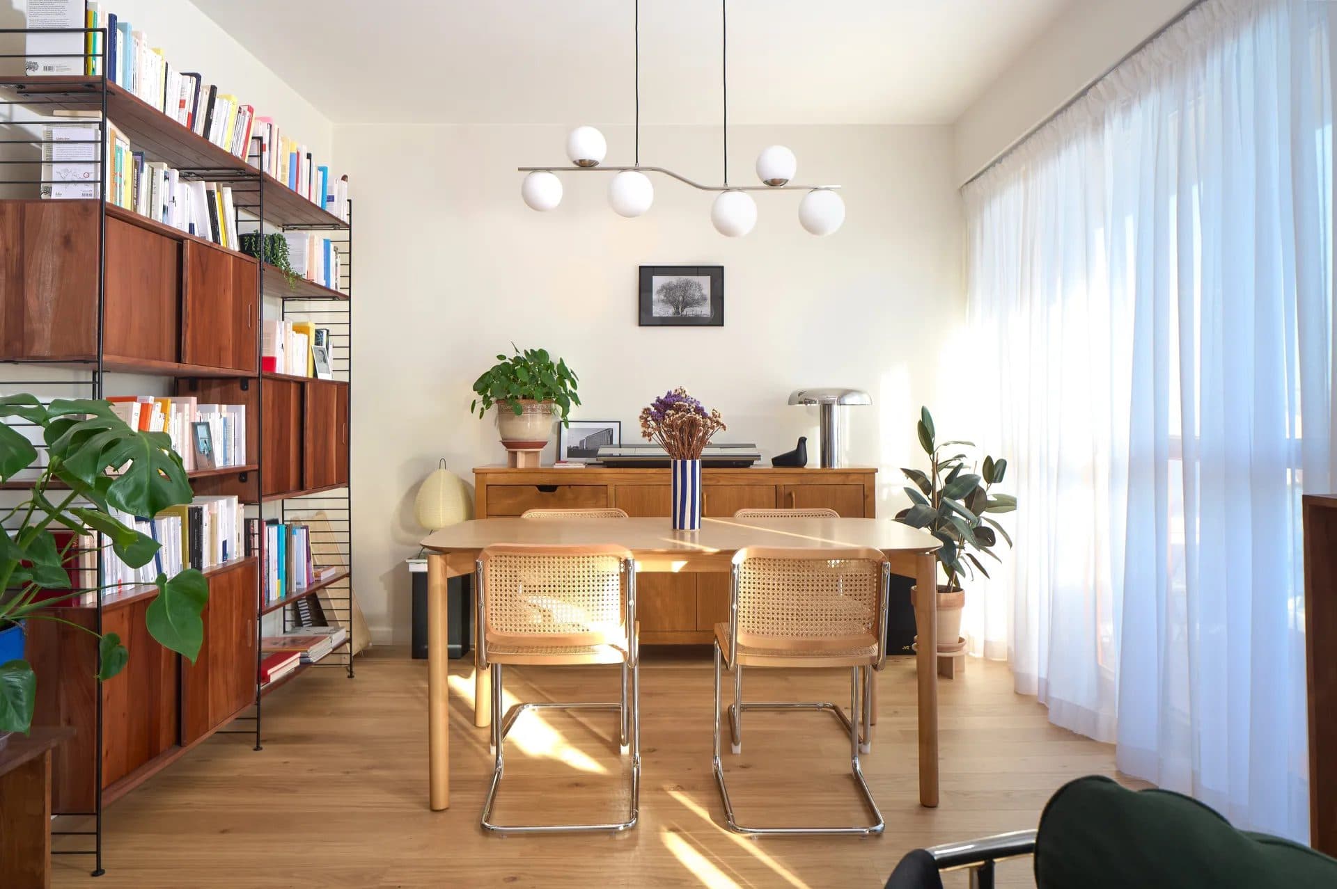 Le même séjour après rénovation, bibliothèque et mobilier mid-century