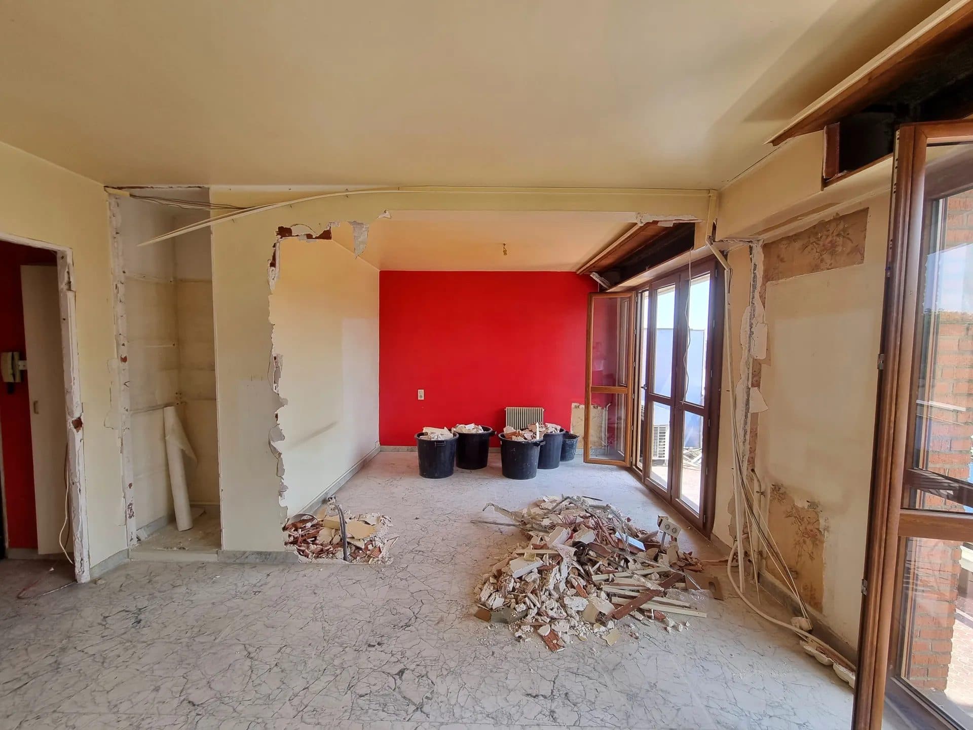 L’appartement du Busca avant travaux : cloisons déposées, revêtements arrachés
