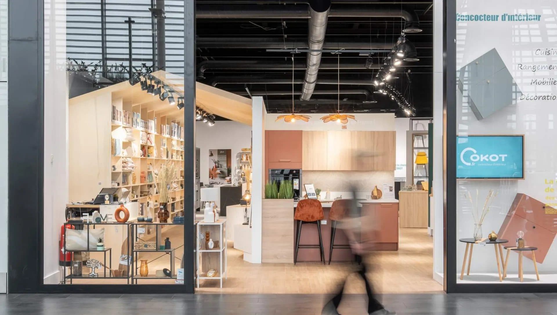 Devanture du concept store ouverte sur la galerie marchande, enseigne Cokot