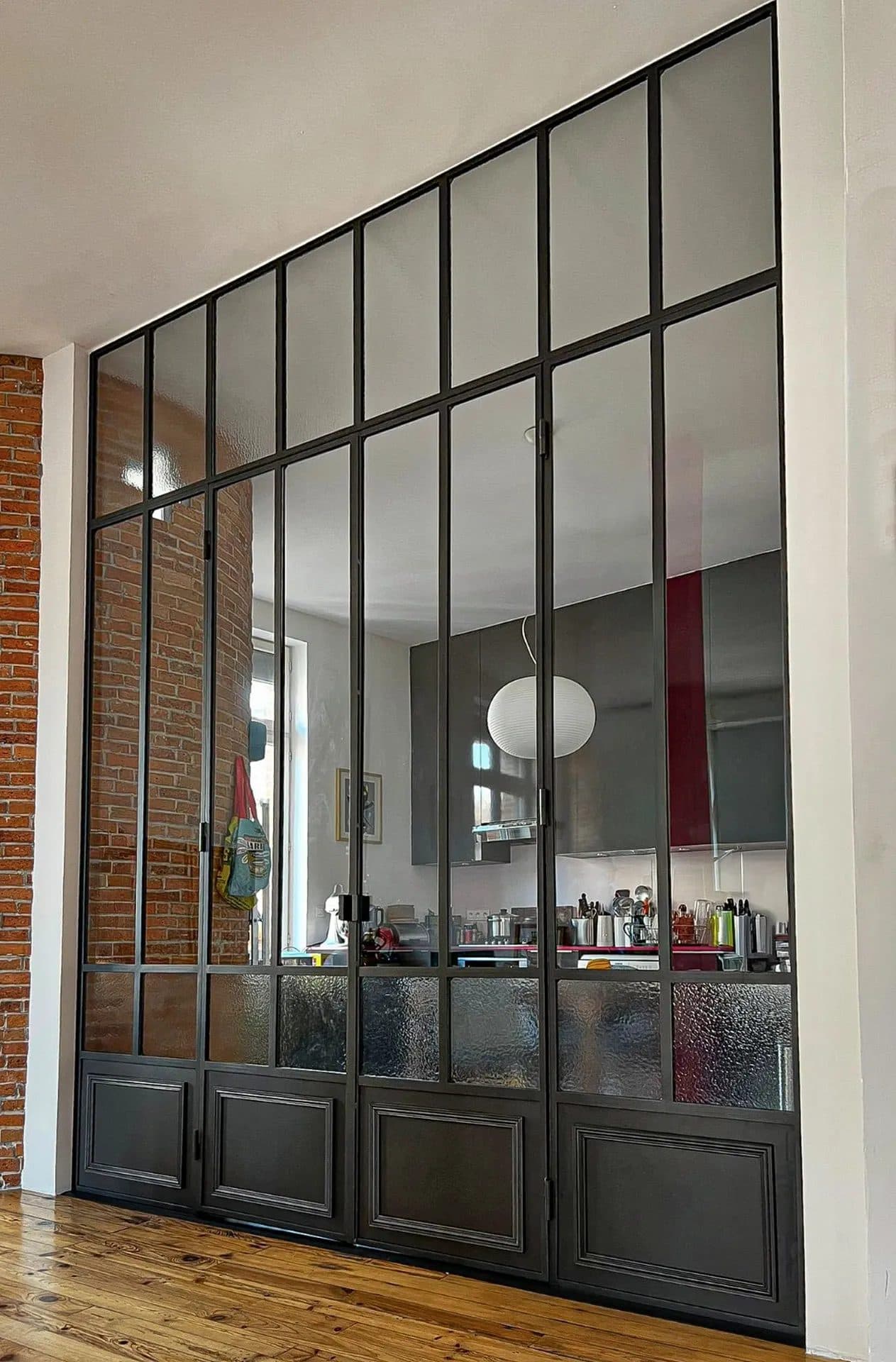 Verrière en acier noir à fins montants, ouverte sur la cuisine